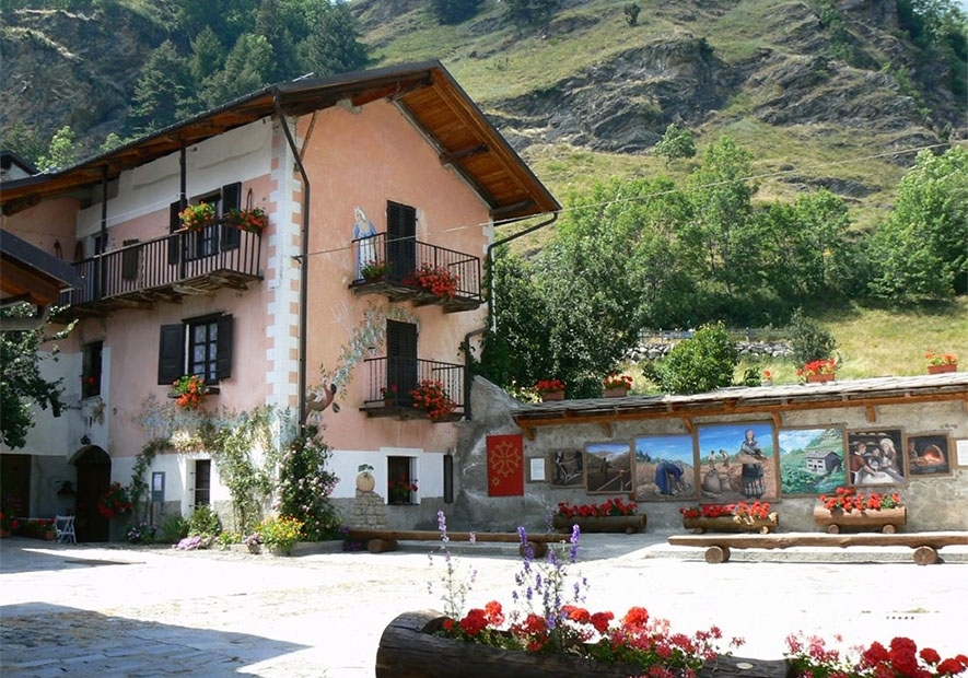 Val Chisone, Usseaux. Sole, rondini e meridiane